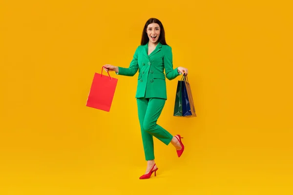 Spännande Kvinna Elegant Outfit Hålla Shoppingväskor Och Leende Poserar Gul — Stockfoto