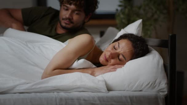 Amor Familiar Unidade Cuidando Jovem Oriente Médio Cara Abraçando Sua — Vídeo de Stock