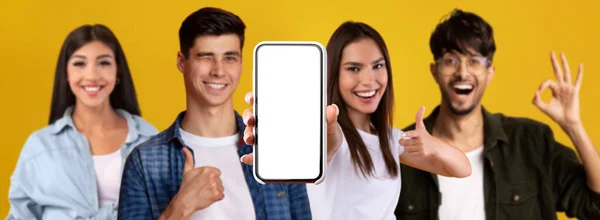 空の画面でスマートフォンで指をポイントし ジェスチャーをOkと親指アップ承認ウェブサイト デバイス 黄色の背景に隔離されたアプリ スタジオパノラマ — ストック写真