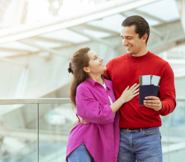 Ucuz biletler. Modern Havalimanı Terminali 'nde bekleyen pasaportlu ve biniş kartlı mutlu gezginler. Milenyum Eşleri Birlikte Tatile Çıkıyor