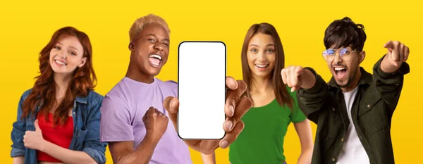 Zufrieden Aufgeregt Millennial Multiracial Menschen Zeigen Telefon Mit Leerem Bildschirm — Stockfoto