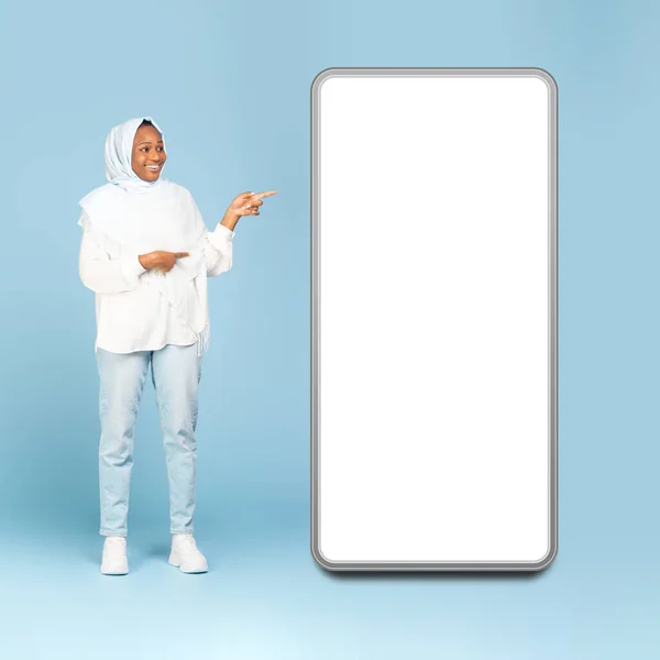Fröhliche Afrikanisch Amerikanische Muslimin Die Neben Einem Riesigen Smartphone Steht — Stockfoto