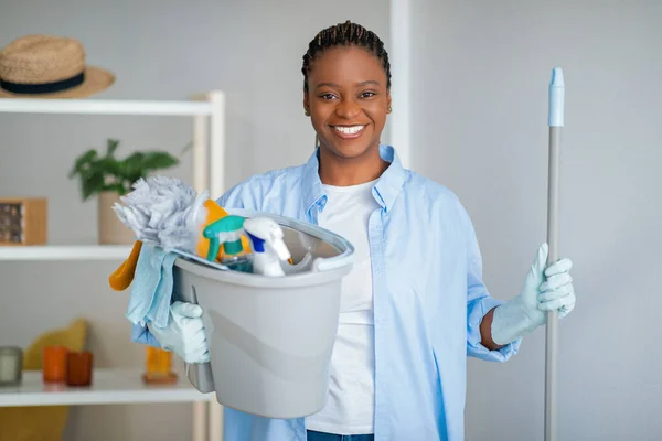 Freundlich Fröhliche Junge Afrikanisch Amerikanische Dame Arbeitskleidung Dienstmädchen Bereit Für — Stockfoto