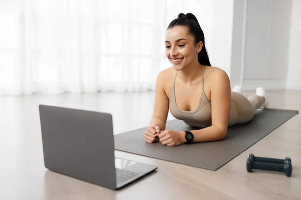 온라인 매력적 머리의 집에서 운동하는 매트를 노트북을 사용하는 온라인 코스를 — 스톡 사진
