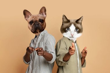 Yakaladım seni. Köpek suratlı ve kedi parmaklarını kameraya çeken iki Afro-Amerikalı genç siyah erkek arkadaş bej rengi stüdyo arkaplan, kopyalama alanı, kolaj...