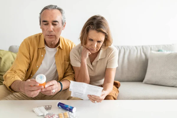 Bezorgd Gepensioneerde Grootouders Paar Zoek Naar Medicijnen Recept Pillen Tabletten — Stockfoto