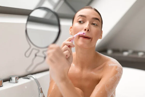 Gezicht Ontharing Vrouw Scheren Verwijderen Snor Boven Lippen Met Behulp — Stockfoto