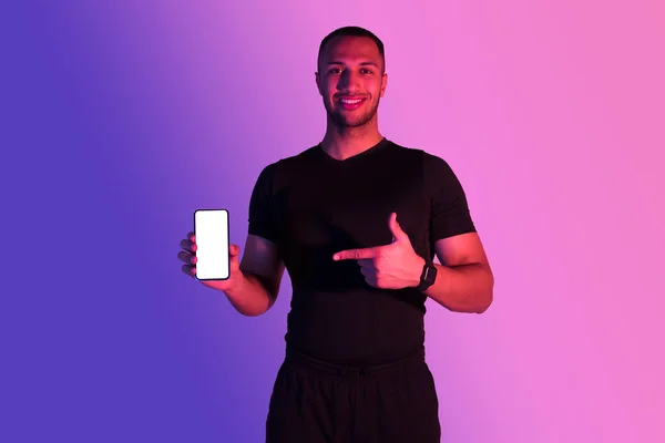 Träningsapp Athletic African American Guy Visar Smartphone Med Tom Skärm — Stockfoto