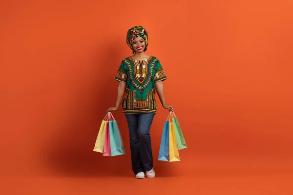 Kara Cuma Satış Sezonu Alışveriş Konsepti Geleneksel Afrikalı Kostümlü Turuncu — Stok fotoğraf