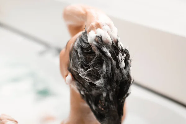 Pielęgnacja Włosów Zbliżenie Kobiecej Głowy Szamponem Stosowane Włosy Jako Kobieta — Zdjęcie stockowe