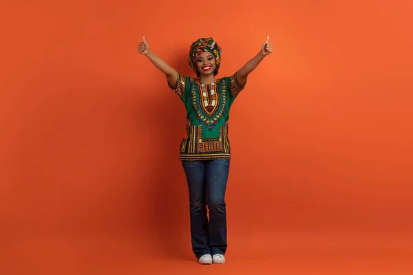 Havalı Güzel Afro Amerikalı Renkli Giyinmiş Başparmak Kaldıran Kameraya Gülümseyen — Stok fotoğraf