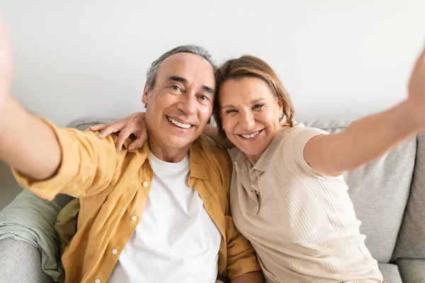 Amore Vive Sempre Felice Sposi Anziani Prendendo Selfie Godendo Trascorrere — Foto Stock