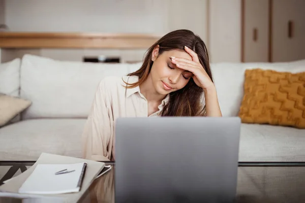 Smutna Zmęczona Młoda Azjatka Myśląca Śpiąca Laptopie Cierpiąca Przepracowanie Stres — Zdjęcie stockowe
