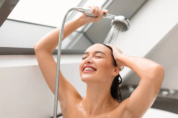 Haircare Bodycare 입니다 샤워기를 매력적 머리를 물들이고 화장실에서 채시들어 속에서 — 스톡 사진