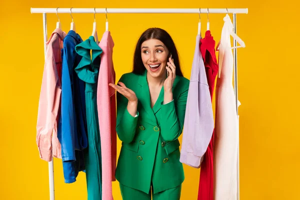 Alışveriş Haberleri Cep Telefonuyla Konuşan Mutlu Bir Kadın Sarı Arka — Stok fotoğraf