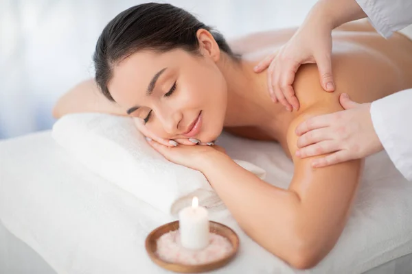 Retrato Bela Mulher Indiana Relaxante Salão Spa Durante Sessão Massagem — Fotografia de Stock