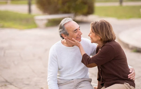 Lycka Till Med Äktenskapet Älskande Äldre Par Att Romantiska Datum — Stockfoto