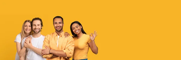 Relatie Liefde Huwelijk Familieconcept Vrolijke Jonge Blanke Zwarte Koppels Poseren — Stockfoto