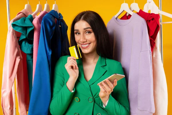 Mobiel Winkelen App Tevreden Dame Met Smartphone Creditcard Poseren Buurt — Stockfoto