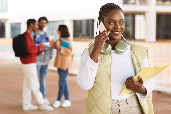 Uśmiechnięta Młoda Afrykańska Studentka Wykonująca Przypadkowe Telefony Uniwersytecie Wielozadaniowość Urządzenie — Zdjęcie stockowe