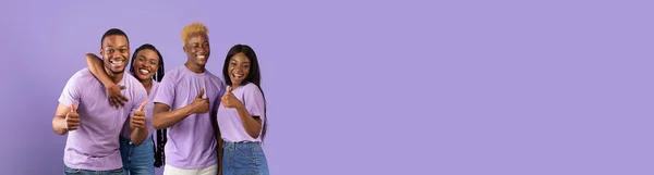 Cheerful African American Young People Gesturing Purple Studio Background Two — Stock Photo, Image