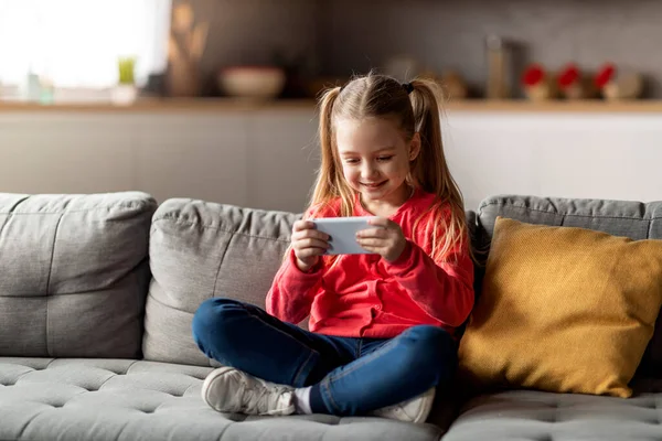Gadgets Pro Děti Roztomilé Holčička Relaxující Chytrým Telefonem Doma Usmívající — Stock fotografie