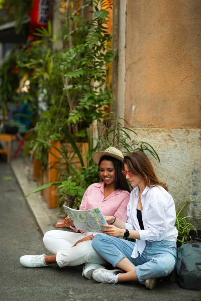 Feliz Millennial Afroamericano Europeo Mujeres Turistas Casual Sombrero Sentado Suelo — Foto de Stock
