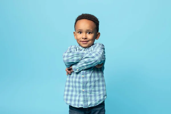 Портрет Смешного Черного Мальчика Стоящего Сложенными Руками Смотрящего Камеру Симпатичного — стоковое фото