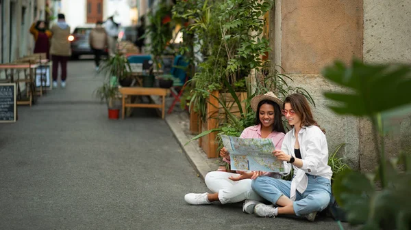Щасливі Молоді Афро Американські Європіканки Які Сидять Підлозі Пошуках Маршруту — стокове фото