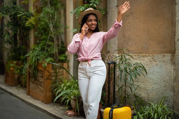 Весела Афро Американська Жінка Яка Подорожує Капелюсі Валізою Дзвонить Телефону — стокове фото