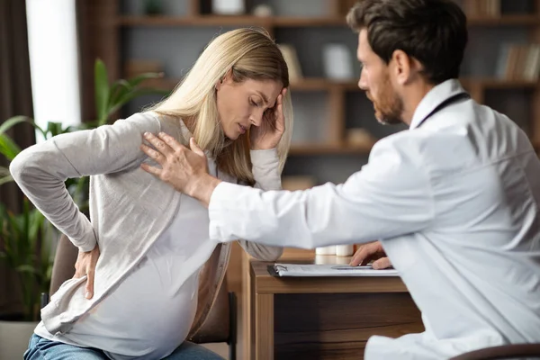 Mužský Lékař Uklidňující Těhotné Ženy Pocit Nevolnosti Během Jmenování Klinice — Stock fotografie
