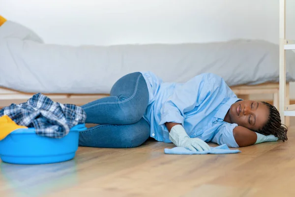 Mulher Negra Exausta Dona Casa Dormindo Chão Quarto Usando Luvas — Fotografia de Stock