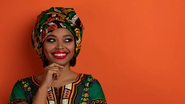 Piękna Młoda Afrykańska Kobieta Jasnym Tradycyjnym Stroju Makijażu Patrząc Przestrzeń — Zdjęcie stockowe