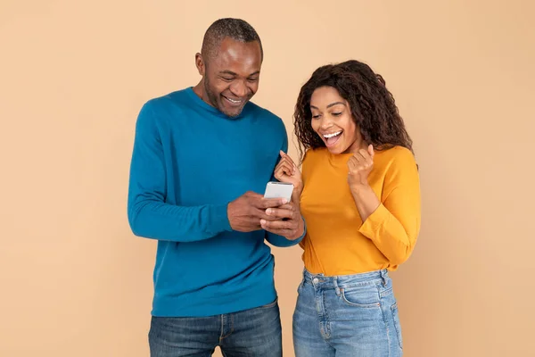 Wauw Opgewonden Zwart Paar Zoek Naar Mobiele Telefoon Scherm Met — Stockfoto