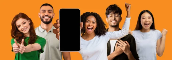 Glücklich Aufgeregte Menschen Zeigen Smartphone Mit Leerem Bildschirm Machen Sieges — Stockfoto