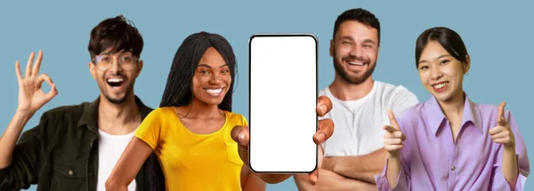 笑顔の多人種の人々は 空の画面でスマートフォンを表示し 青いスタジオの背景 パノラマに をサイン手を隔離します 新しいデバイス ウェブサイト アプリ オファーの推奨 — ストック写真