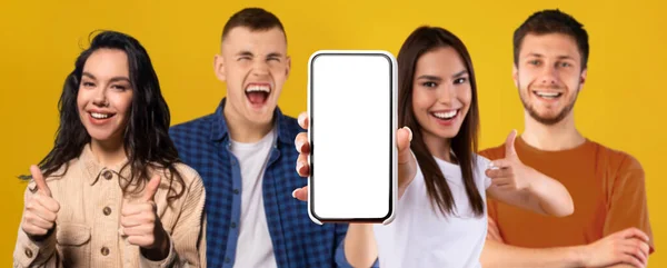 Glückliche Junge Europäer Zeigen Smartphone Mit Leerem Bildschirm Und Daumen — Stockfoto