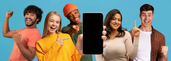Glad Glada Millennial Multietniska Människor Visa Smartphone Med Tom Skärm — Stockfoto