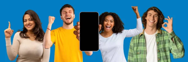 Sourire Excité Choqué Millénaire Diverses Personnes Montrent Smartphone Avec Écran — Photo