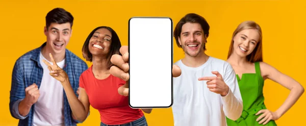 Glimlachende Blanke Zwarte Mensen Wijzen Met Vinger Naar Smartphone Met — Stockfoto