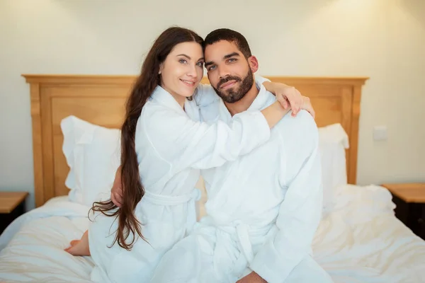Happy Diverse Spouses Embracing Sitting Bed Indoors Shot Loving Couple — Stock Photo, Image