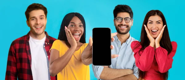 Uśmiechnięty Wstrząśnięty Milenijnych Międzynarodowych Ludzi Pokazać Smartfon Pustym Ekranem Polecam — Zdjęcie stockowe