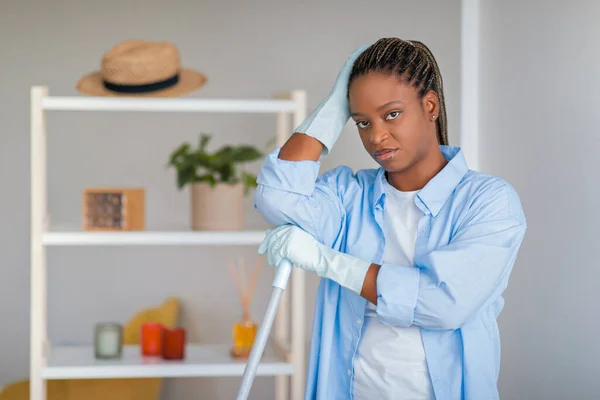 Las Tareas Domésticas Ayudan Mujer Negra Aburrida Infeliz Cansada Ropa —  Fotos de Stock