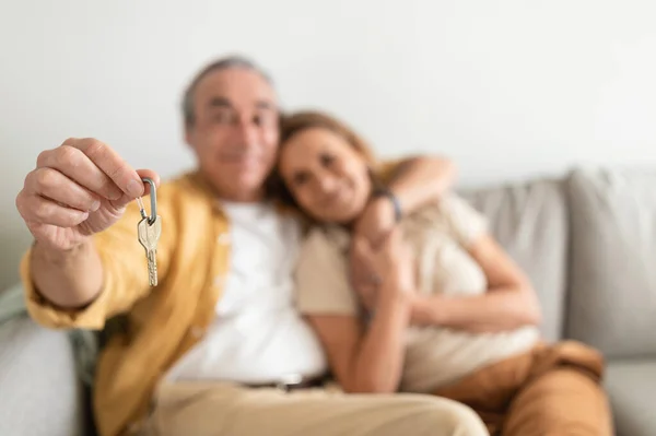 Emlak Konsepti Yaşlı Çift Anahtarlarını Tutuyor Kucaklaşıyor Gülümsüyor Satın Almayı — Stok fotoğraf