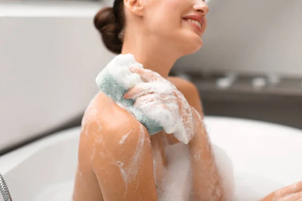 Kecantikan Dan Perawatan Tubuh Young Lady Washing Body Menggunakan Sponge — Stok Foto