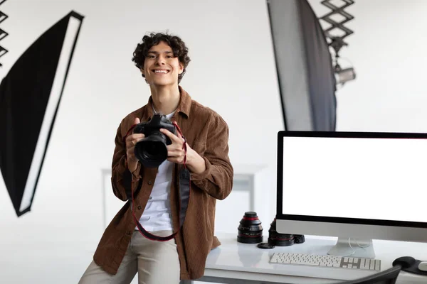 Gelukkige Mannelijke Fotograaf Met Professionele Camera Zijn Bureau Met Computer — Stockfoto