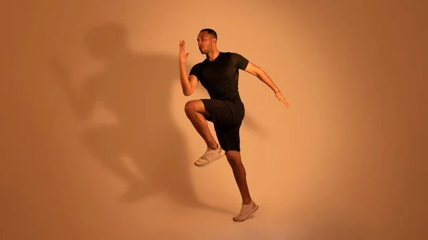 Sporty Uomo Afro Americano Piedi Facendo Gomito Ginocchio Croccanti Saltando — Foto Stock