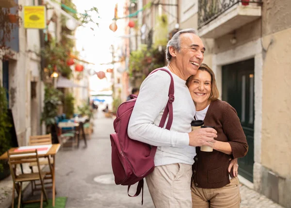 Fröhliche Seniorentouristen Posieren Der Gemütlichen Lissabonner Straße Mit Cafés Freien — Stockfoto