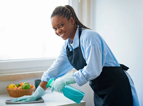 Positiv Fröhliche Aufgeräumte Junge Afrikanisch Amerikanische Frau Arbeitskleidung Die Küche — Stockfoto