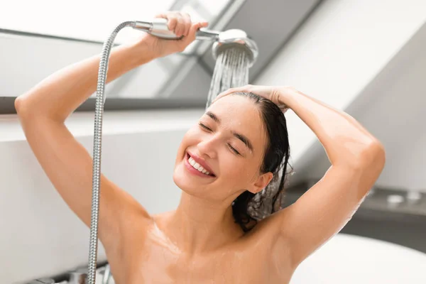 Boldog Hölgy Vesz Zuhanyzó Test Fej Csukott Szemmel Fürdőszobában Élvezi — Stock Fotó